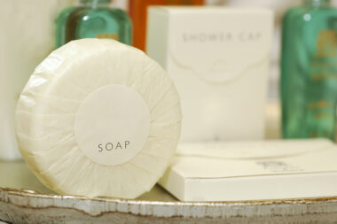 Soap,and,other,toiletries,in,a,hotel,bathroom